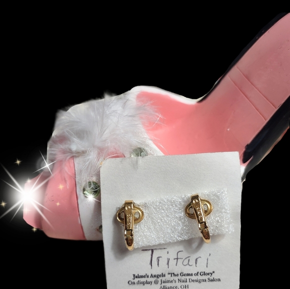 Vintage Trifari Clip Earrings - Picture 4 of 9